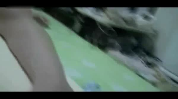 侄女来家里玩G罩杯,和女儿住在一起 逼好嫩看了流口水 晚上下了安眠药半夜破处 还剪B毛留念